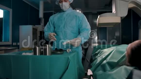 成人外科医生为手术准备工具视频的预览图