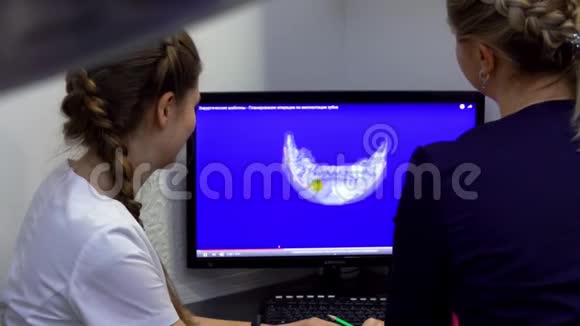 牙科医生看下巴的三维图像视频的预览图