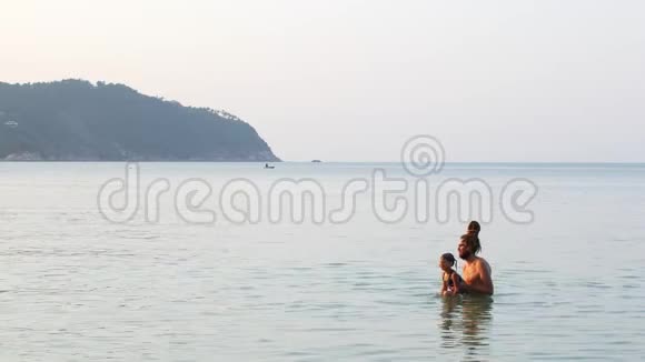 父亲和女儿在海上玩耍视频的预览图