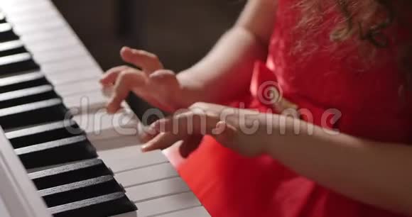 圣诞假期小女孩或儿童专业钢琴家在美丽的白色钢琴上演奏古典音乐视频的预览图