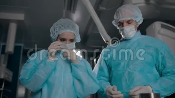两名外科医生准备手术设备视频的预览图