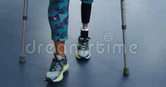 女人用假肢锻炼视频的预览图
