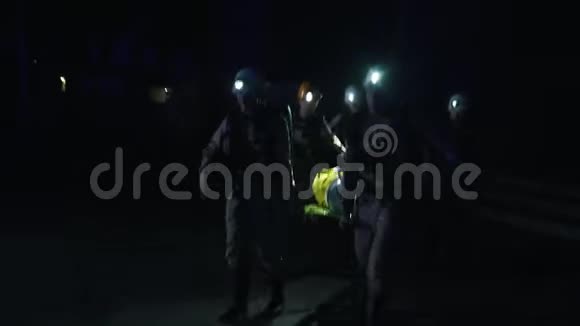 救援人员把矿工救出户外视频的预览图