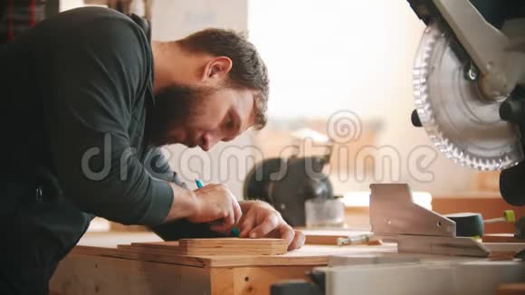 木工在胶合板上做记号的留胡子的人视频的预览图
