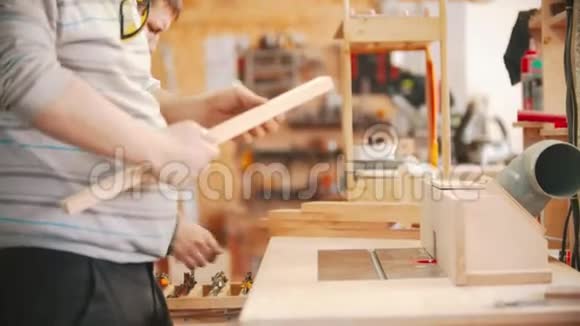 木工两名使用胶合板工作工视频的预览图