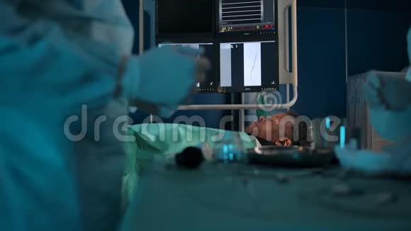 手术台上皮肤暗沉的病人以外科医生双手为背景视频的预览图