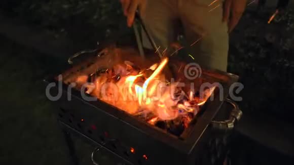 晚上的烧烤男人在烤架上煮蔬菜视频的预览图