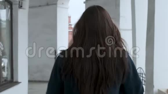 女人背影人走开长发优雅的亚洲女孩视频的预览图