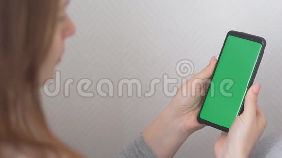 女士使用智能手机与绿色屏幕女性手滚动页面点击触摸屏上景铬键视频的预览图