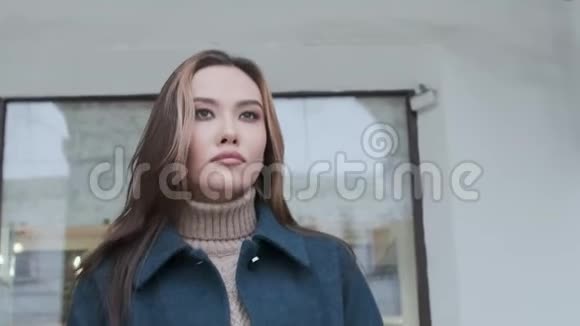 穿着蓝色外套和高领毛衣的时尚亚洲漂亮女孩的特写镜头视频的预览图