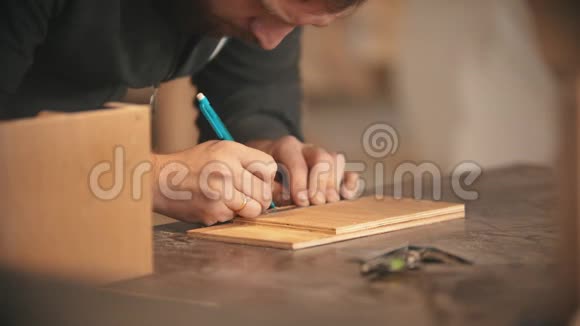 木工工人留胡子的人在木头上做记号视频的预览图