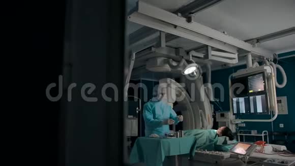 有高科技设备的手术室的窗户视频的预览图