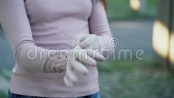 女人戴着白色橡胶医用手套视频的预览图