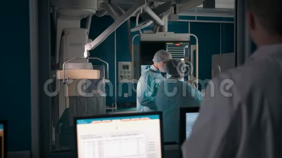 一位经验丰富的医生在手术室里监督着两位医生视频的预览图