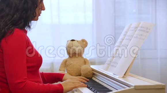 一名学生或专业钢琴家在一架漂亮的白色钢琴上演奏古典音乐钢琴家的手视频的预览图