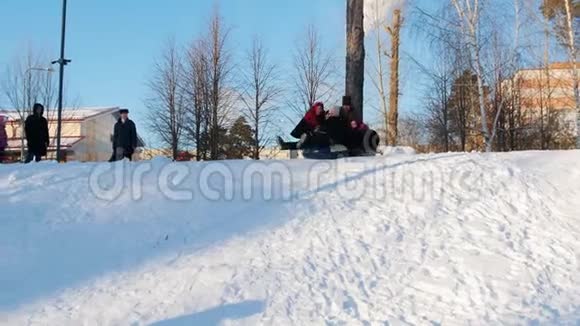 俄罗斯民族穿着俄罗斯民族服装的男女正在滑雪视频的预览图