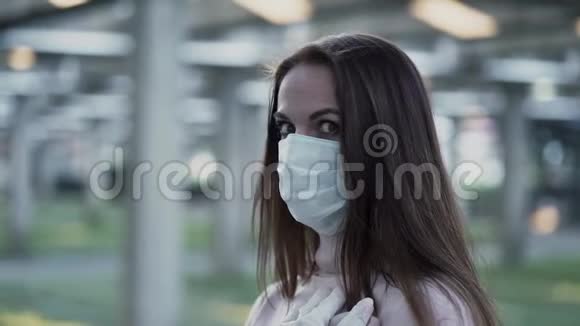 一个戴着防护面罩的女孩的肖像很害怕冠状病毒视频的预览图