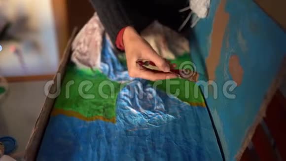 一个女人的水模型画循环作业视频的预览图