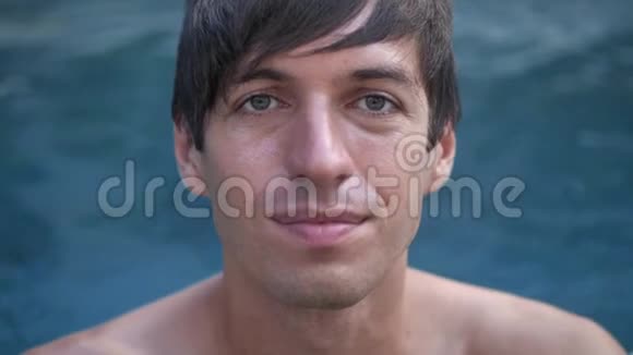 一位年轻人在泳池里尽情享受的特写照片视频的预览图