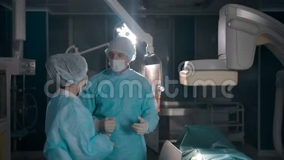 两位自信胜任的医生讨论手术计划视频的预览图