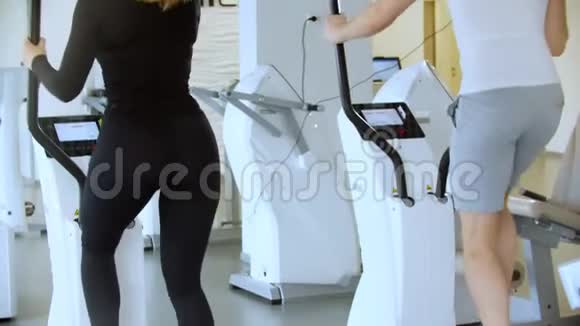 现代健身房一男一女在健身房锻炼视频的预览图