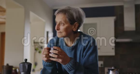 老年妇女独自在家放松视频的预览图