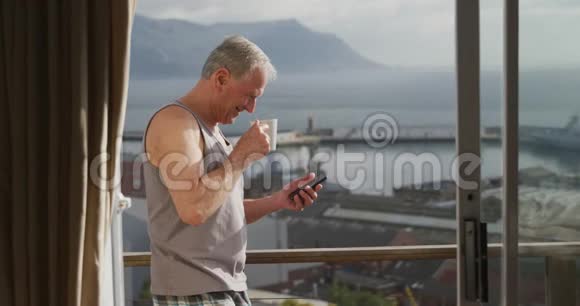 老人用手机喝咖啡视频的预览图