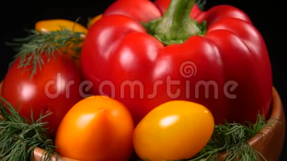 新鲜的成熟辣椒和西红柿视频的预览图