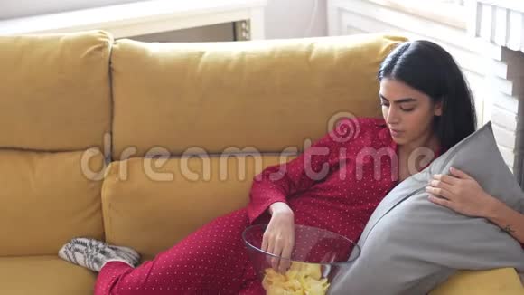 波斯女人在家看电视吃土豆片视频的预览图