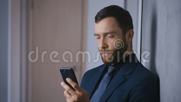 自信的商人手里拿着智能手机的肖像留胡子的老板用智能手机解决问题视频的预览图