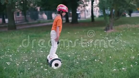 男孩骑在草地上的气垫船上视频的预览图