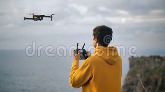 人类旅行者使用无人机拍摄照片或视频男性在旅行时学习驾驶无人机四翼飞机飞行和拍摄视频视频的预览图