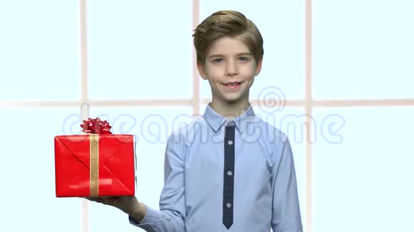 手上拿着礼物盒的男孩视频的预览图