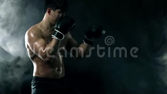 暗箱概念拳击手戴手套的人在黑色背景上与阴影搏斗个人体育娱乐活动视频的预览图