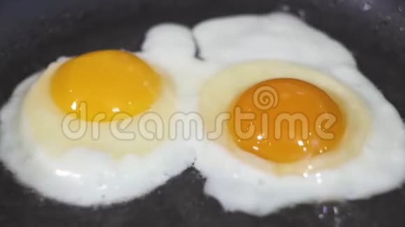 两个鸡蛋用油煎锅煎视频的预览图