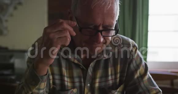 老人在家里摘下眼镜视频的预览图