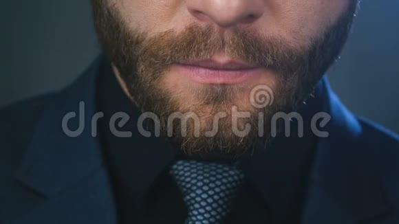 巨大的男性胡须一位留着胡子的自信商人的特写肖像视频的预览图