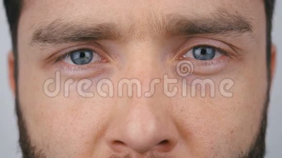 男蓝眼睛胡子男的特写脸视频的预览图
