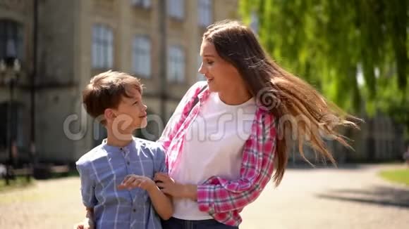 年轻的母亲和儿子在一起享受一天视频的预览图