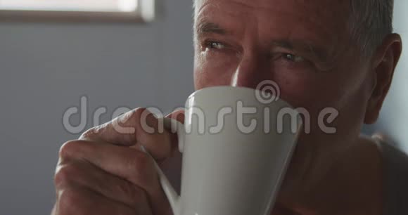 老人在家喝咖啡视频的预览图