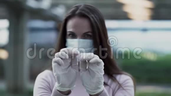 一个戴防护面罩的女孩在冠状病毒流行的脸上的肖像视频的预览图