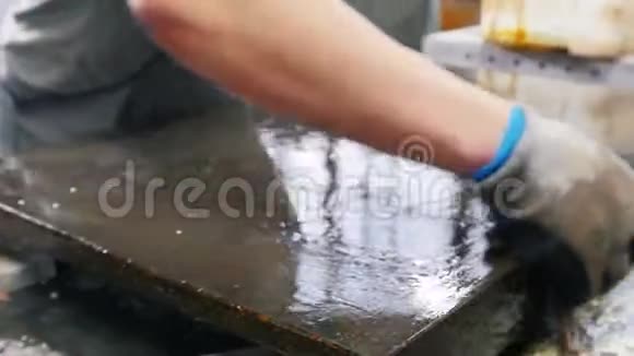 混凝土车间男子正在用抹布擦拭灰色混凝土板视频的预览图