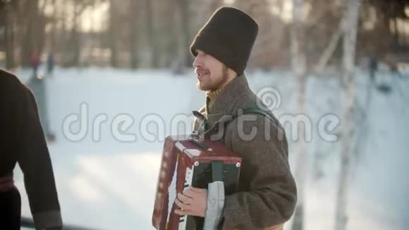 俄罗斯的传统穿着俄罗斯传统服装的人正随着手风琴的音乐跳舞视频的预览图