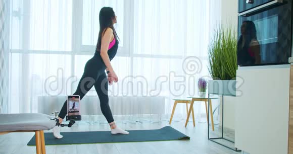 在线瑜伽课程年轻女子正在交谈和锻炼4k视频的预览图