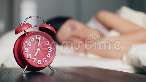 女人关掉闹钟躺在床上早晨醒来开心的微笑视频的预览图