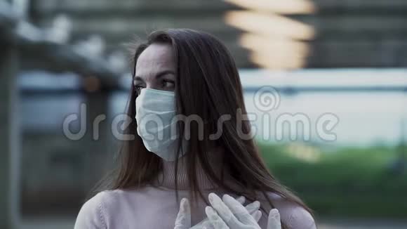 一个戴着防护面罩的女孩的肖像很害怕冠状病毒视频的预览图