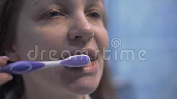 生活方式女性在卫生间刷牙预防口腔视频的预览图