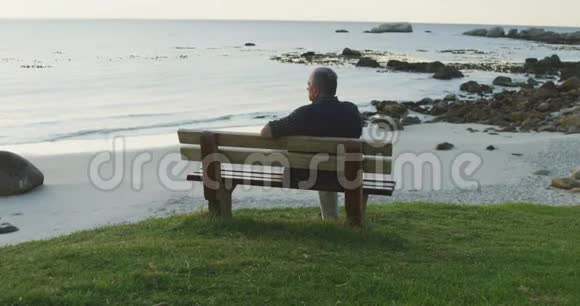 坐在长凳上的一位老人的后视镜视频的预览图