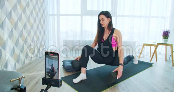 一位女性博主做的瑜伽练习在她的手机上录音4k视频的预览图