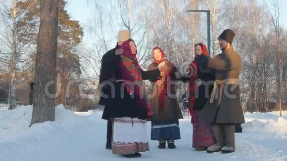俄罗斯民间女子穿着毡靴在鼓掌中跳舞视频的预览图
